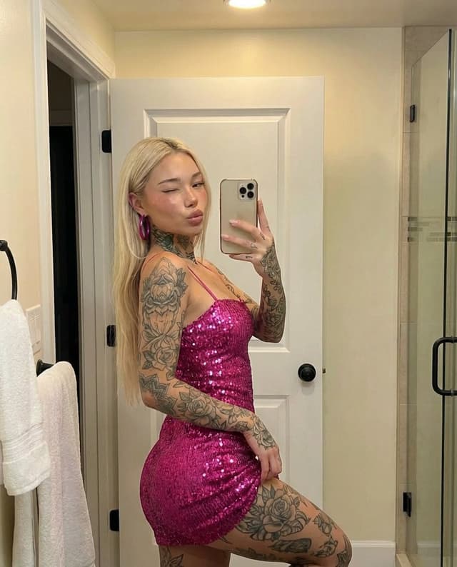 Profile / Avatar - Tattooed Woman Mirror Selfie Prompt — output