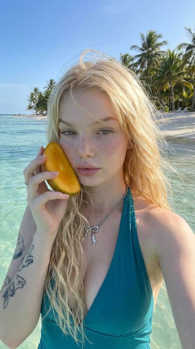Profile / Avatar - Tropical Beach Mango Selfie — output
