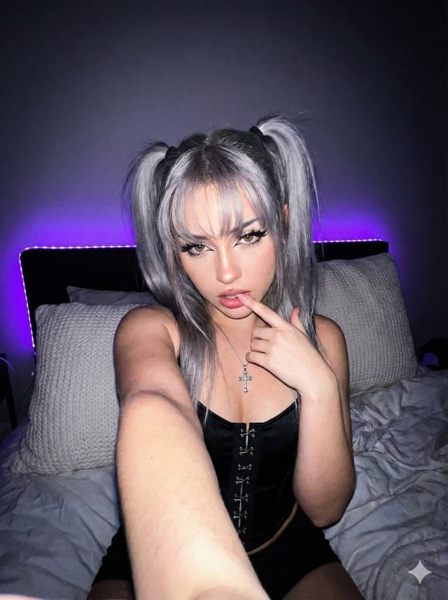 Profile / Avatar - E-girl Y2K Grunge Selfie Prompt — output