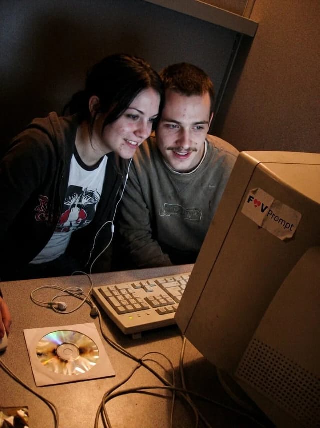 Profile / Avatar - Early 2000s Internet Cafe Webcam Couple