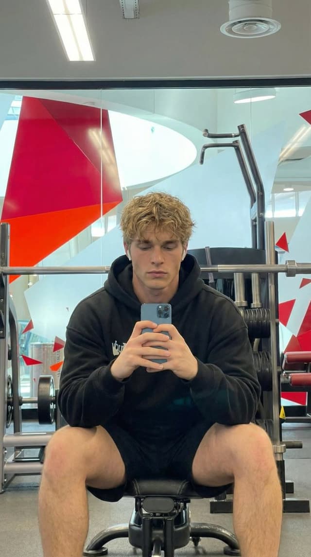 Profile / Avatar - Ultra-Realistic Gym Mirror Selfie — output