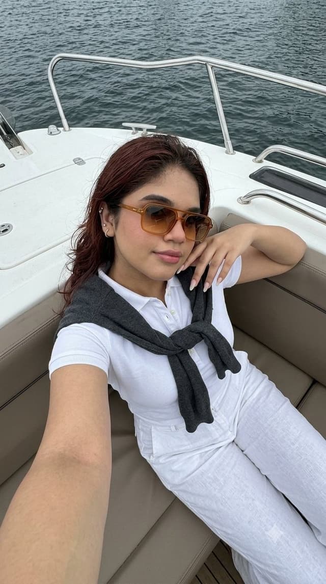 Profile / Avatar - Smartphone Selfie on Motorboat — output