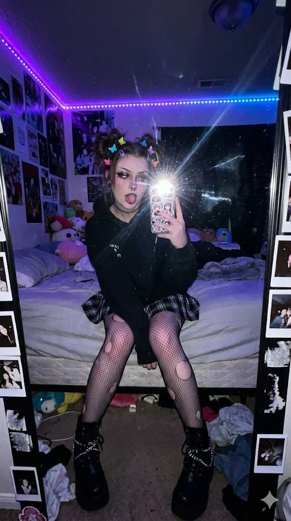 Profile / Avatar - E-Girl Mirror Selfie Prompt (JSON Format) — output
