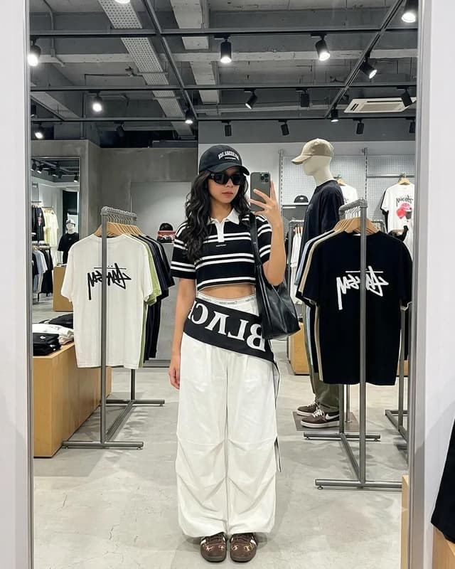 Profile / Avatar - Mirror Selfie in Urban Store — output