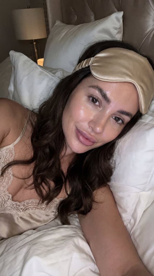 Profile / Avatar - Influencer Candid Bedtime Selfie (Clean Girl Aesthetic) — output
