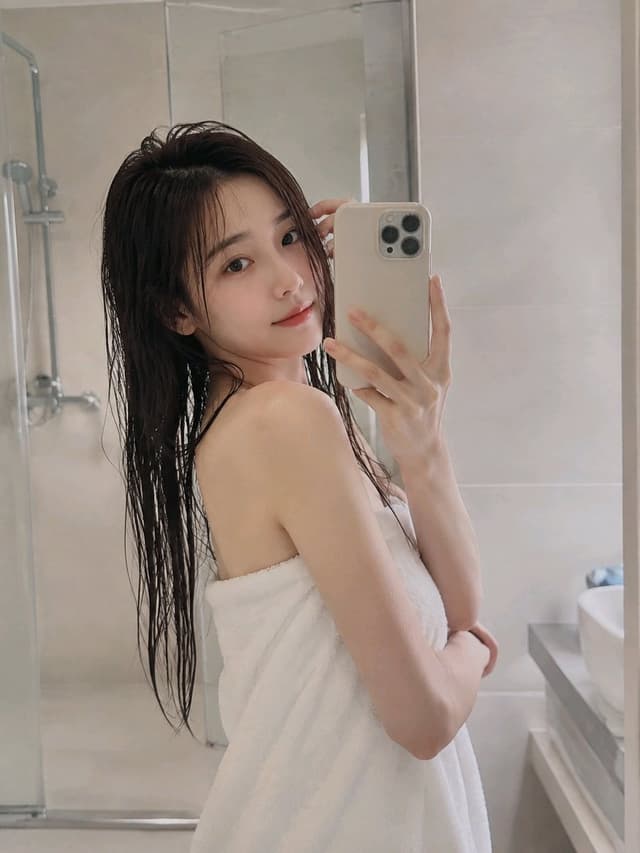 Profile / Avatar - Realistic Bathroom Selfie Portrait — output